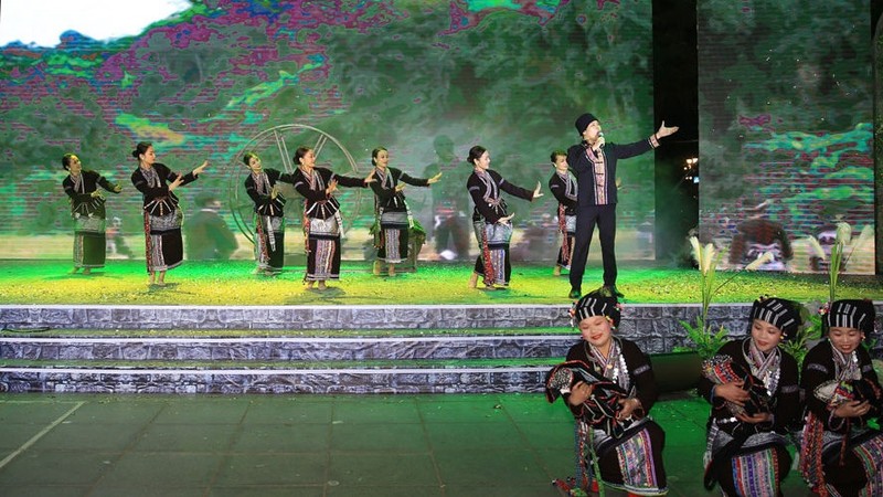 An art performance at the opening ceremony for the event. (Photo: hanoimoi.com.vn)