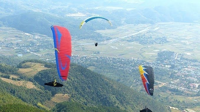 Lai Chau hosts paragliding competition