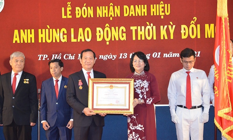 Vice President Dang Thi Ngoc Thinh presents the “Labour Hero in Renewal Period” title to Nhan Dan 115 Hospital.