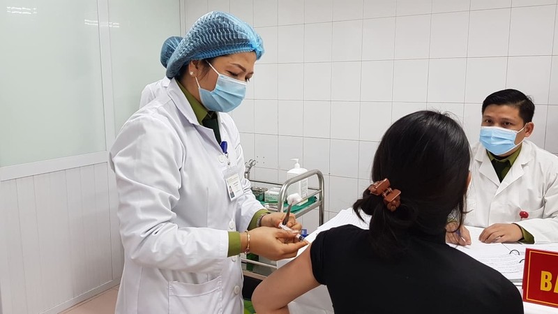A volunteer receives the second shot of the Nanocovax vaccine. (Photo: VNA)