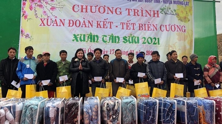 Warm blankets presented to poor people in Trung Ly Commune, Muong Lat District, Thanh Hoa Province, on January 17 (Photo: baothanhhoa.vn)