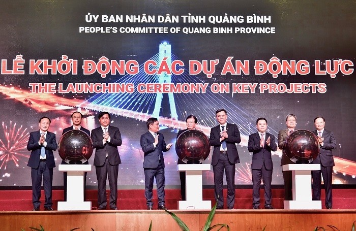 Deputy PM Trinh Dinh Dung (C) and delegates perform rituals to launch Quang Binh Province's key projects. (Photo: VGP)