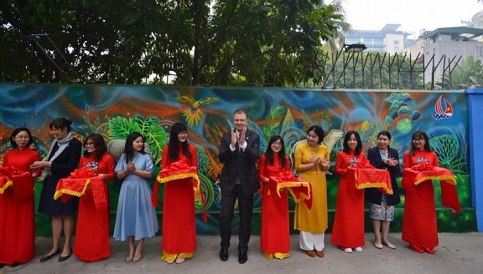US Ambassador to Vietnam Daniel J. Kritenbrink and delegates cuts the ribbon to inaugurate the mural. (Photo: VOV)