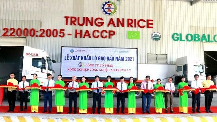 At the ceremony to announce the export of the first batch of rice in 2021 held by Trung An company.