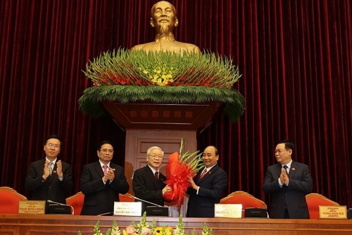 On behalf of the Politburo, Prime Minister Nguyen Xuan Phuc (second from right) presents congratulatory flowers to comrade Nguyen Phu Trong on his re-election as General Secretary of the Communist Party of Vietnam Central Committee in the 13th tenure. (Photo: VNA)