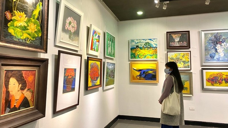 At the exhibition (Photo: hanoimoi.com.vn)
