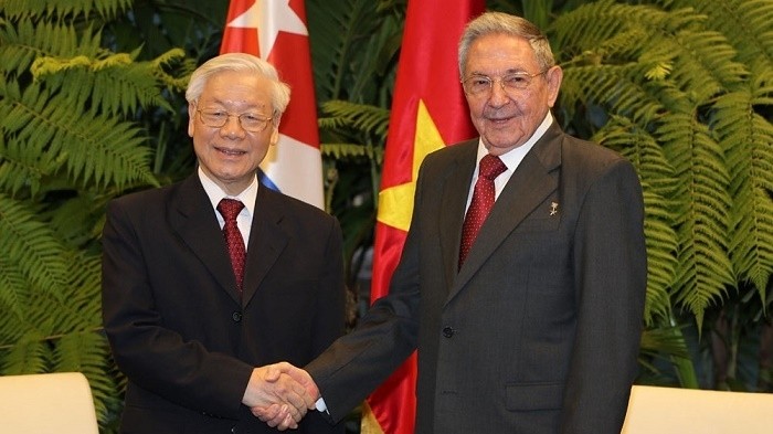Party General Secretary and President Nguyen Phu Trong (L) and First Secretary of the Communist Party of Cuba Central Committee Raul Castro Ruz (File photo: VNA)