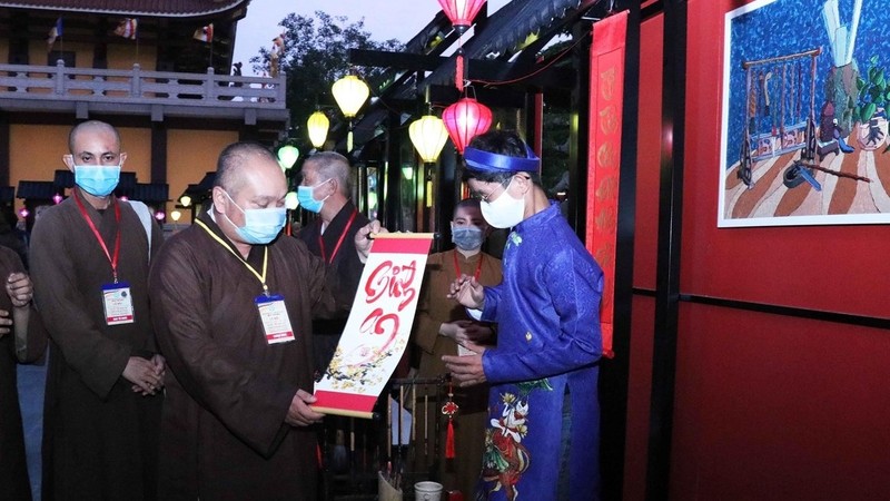 A calligraphy festival is underway at Vietnam Quoc Tu (Vietnam National Pagoda) in District 10, Ho Chi Minh City to welcome the Year of the Buffalo in the lunar calendar. (Photo: VNA)