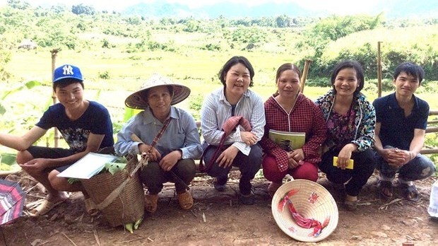 Mayu Ino (third from left) and Vietnamese farmers. (Photo: Mayu Ino)