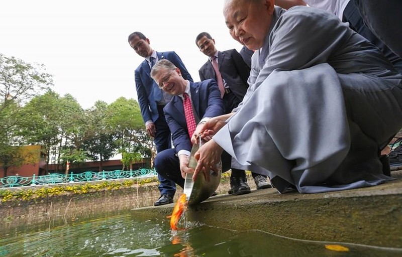 US Ambassador Daniel J. Kritenbrink releases carps at Kim Lien pagoda on Kitchen Gods ceremony. (Photo: VNA)