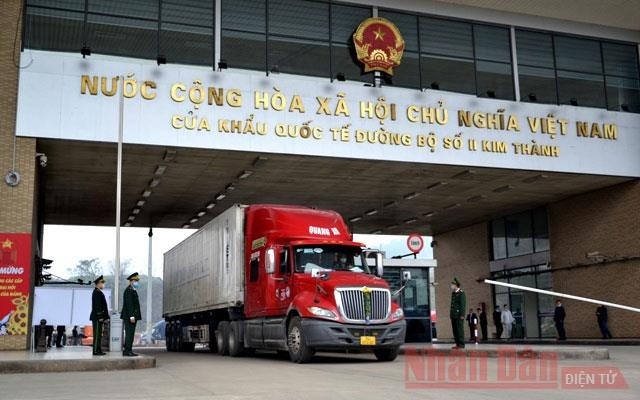 Some 190 tonnes of dragon fruits shipped to China through Kim Thanh II International Border Gate in the northern province of Lao Cai on February 12, the first day of the lunar New Year 2021. (Photo: NDO)