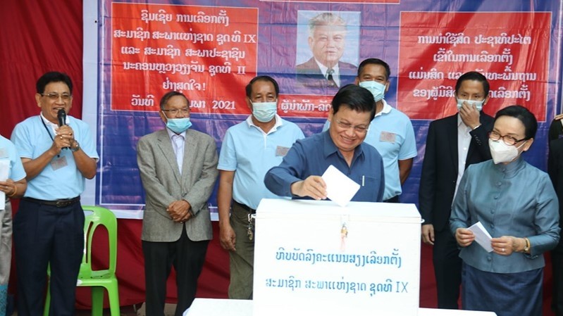 Laos’ Party General Secretary and Prime Minister Thongloun Sisoulith casts his vote in Thaphalanxay ward, Sisattanack district, Vientiane capital city. (Photo: NDO)