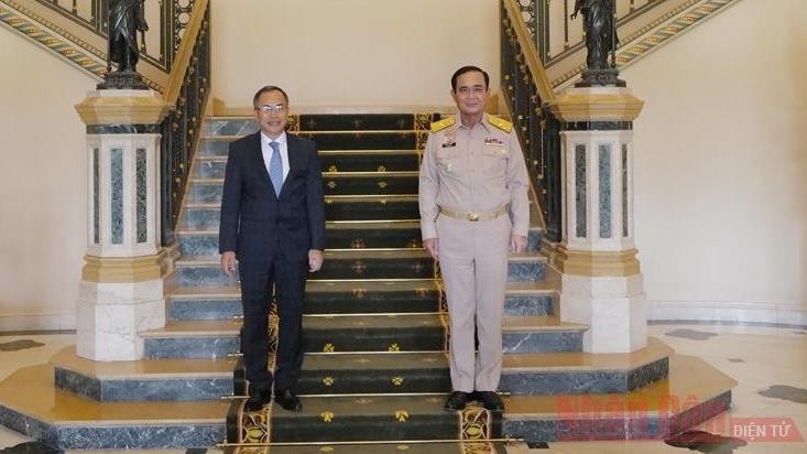 Thai Prime Minister Prayut Chan-o-cha (R) meets Vietnamese Ambassador Phan Chi Thanh. (Photo: VNA)