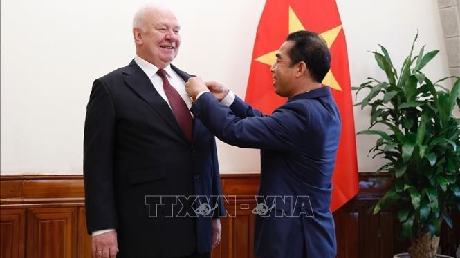 Deputy Minister of Foreign Affairs To Anh Dung hands over the Friendship Order to Russian Ambassador to Vietnam Konstantin Vnukov. (Photo: VNA)