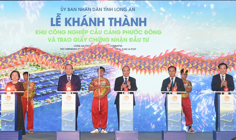 PM attends inaugural ceremony of Phuoc Dong Industrial Park and Port (Photo:VGP)