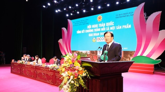 Deputy Prime Minister Trinh Dinh Dung speaking at the conference. (Photo: kinhtedothi.vn)