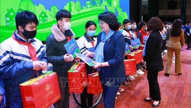 Vice President Dang Thi Ngoc Thinh presents gifts to poor students in Bac Giang province. (Photo: VNA)