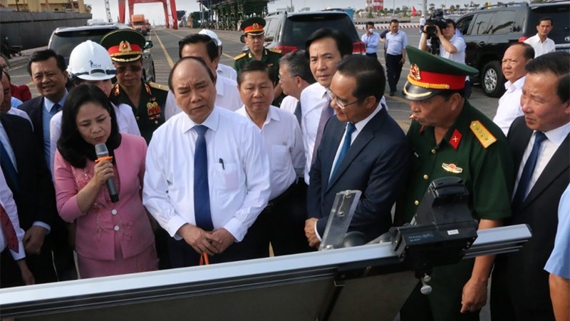 PM Nguyen Xuan Phuc inspects the planned construction site of an LNG power plant in Long An Province.