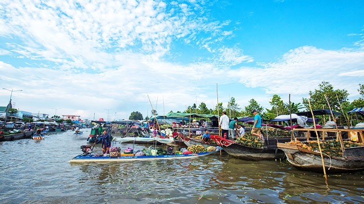 Bustling Nga Nam floating market (Photo: Dinh Hao)
