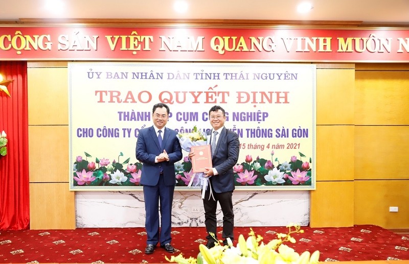 Chairman of People’s Committee of Thai Nguyen province Trinh Viet Hung grants the certificate on the establishment of three industrial clusters to SAIGONTEL. (Photo: giaoducthoidai.vn)