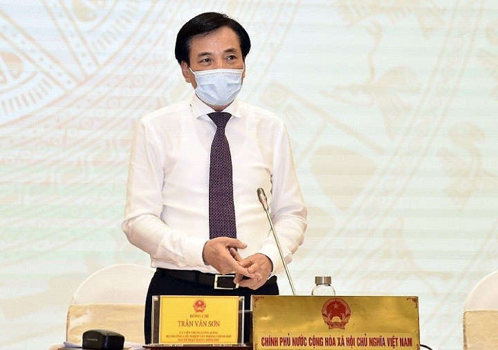 Minister-Chairman of Government Office Tran Van Son speaks at the monthly Government press conference on May 5. (Photo: VGP)