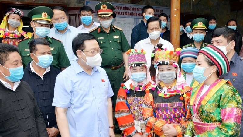 NA Chairman Vuong Dinh Hue inspects preparations for the upcoming elections in Lung Cu commune. (Photo: NDO)