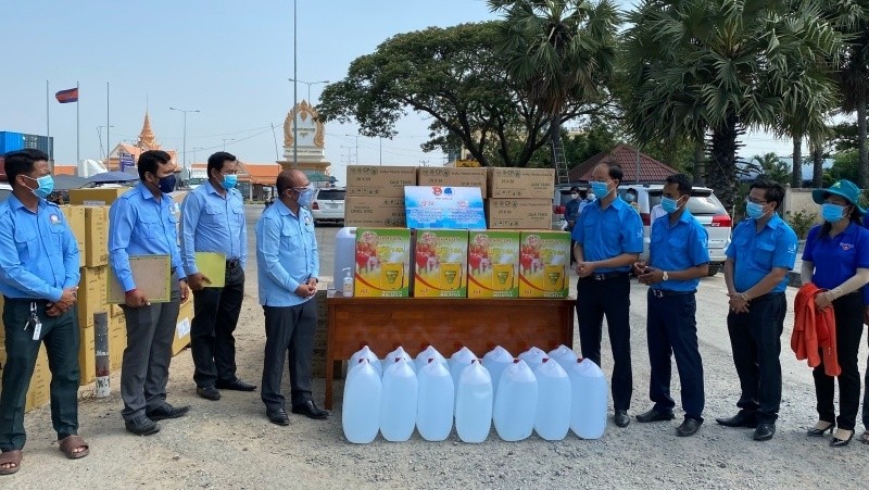 The Vietnam Fatherland Front Committee of Long An province and other organisations hand over gifts to the authorities of Svay Rieng and Prey Veng provinces.