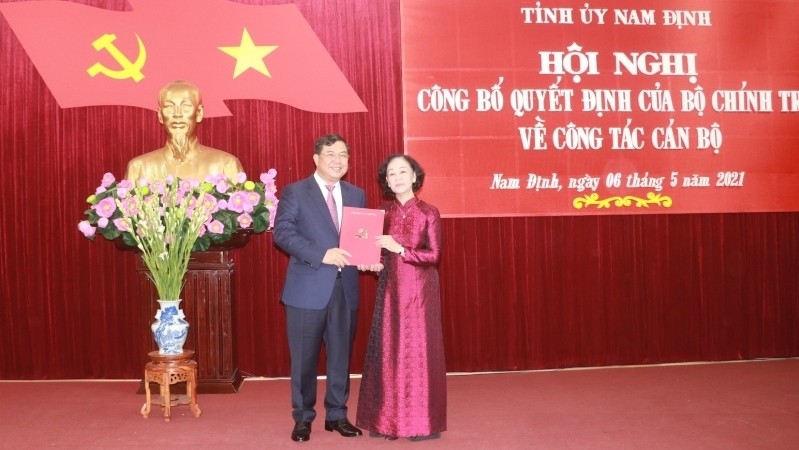 Head of the Party Central Committee's Commission for Organisation Truong Thi Mai (right) hands over the Politburo's decision to Pham Gia Tuc. (Photo: NDO)