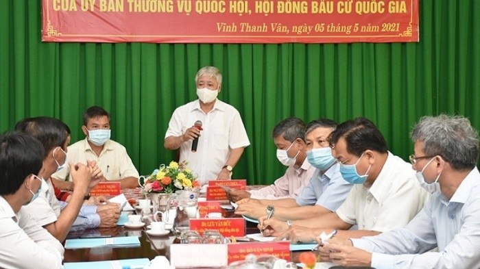 Do Van Chien, President of the Vietnam Fatherland Front Central Committee, speaks at a working session with the Election Commission of Vinh Thanh Van ward, Rach Gia city, Kien Giang province. (Photo: NDO)