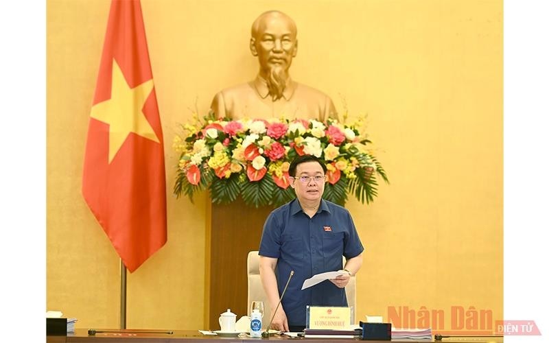 Chairman of the National Assembly Vuong Dinh Hue speaking at the working session.
