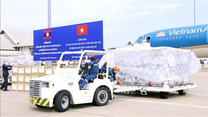 Medical supplies from Vietnam unloaded at Wattay International Airport in Vientiane, Laos on April 4, 2021. (Photo: baotintuc.vn) 