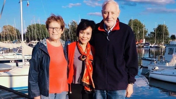 Vietnamese poet Nguyen Bao Chan (middle) and elderly Danish couple Jorgen Nilsson and Ulla-Stina. (Photo: Nguyen Bao Chan)