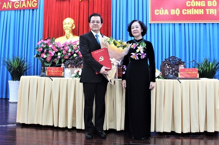 Head of the Party Central Committee's Organisation Commission Truong Thi Mai (R) hands over the Politburo's decision to Le Hong Quang. (Photo: VOV)