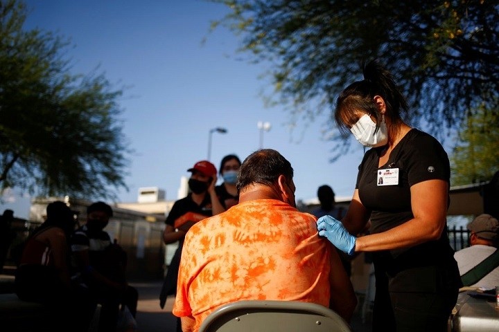 A healthcare worker from the El Paso Fire Department administers the Moderna vaccine against COVID-19 at a vaccination centre near the Santa Fe International Bridge, in El Paso, Texas, US May 7, 2021. (Photo: Reuters)