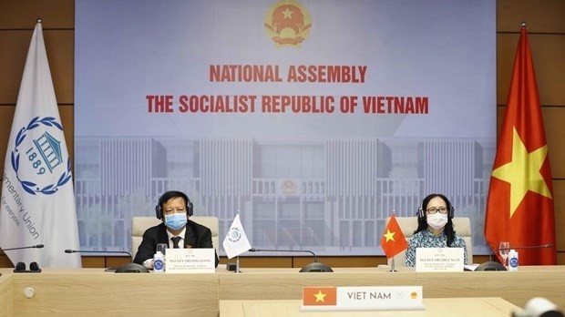 Deputy Secretary General of the Vietnamese National Assembly Nguyen Truong Giang (L) on May 27 at the online meeting  (Photo: VNA)