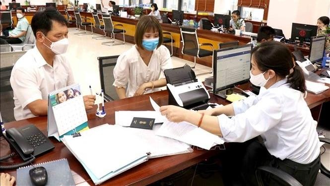 People conduct administrative procedures at Bac Ninh public administration centre. (Photo: VNA)