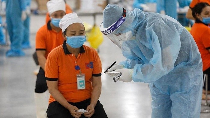 Carrying out COVID-19 testing on workers in the Quang Chau Industrial Park, Bac Giang province. (Photo: NDO/Duy Linh)