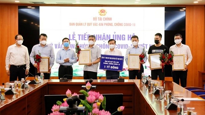 The Finance Ministry receives donations for the national COVID-19 vaccine fund at a ceremony in Hanoi on June 11. (Photo: tapchitaichinh.vn)