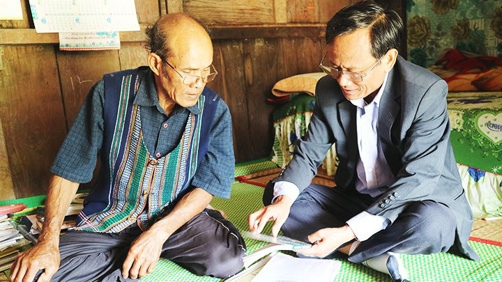 Researcher Dang Trong Ho (R) during a discussion with a village elder in Don Duong district, Lam Dong province about the Chu Ru ethnic language.